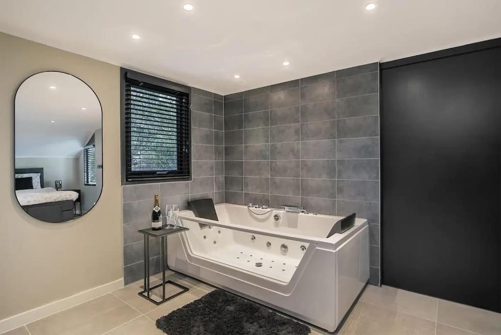 Relaxed Luxe "Boszichthuisje" Met Jacuzzi Bospark Ijsselheide Hattemerbroek Luaran gambar